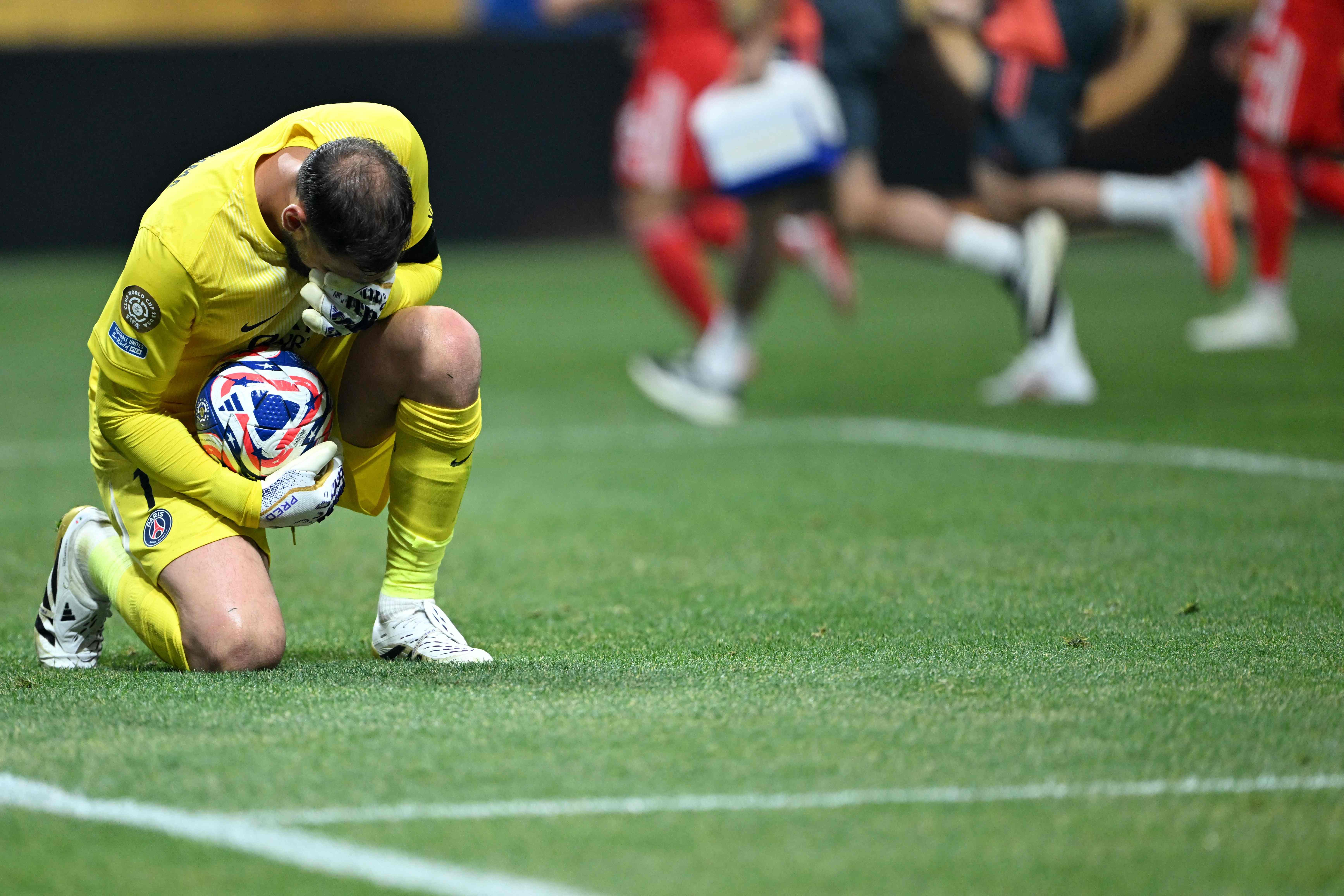 爱游戏登录入口费德勒重返赛场,锐不可当首场状态出色,拜仁观众沸腾!