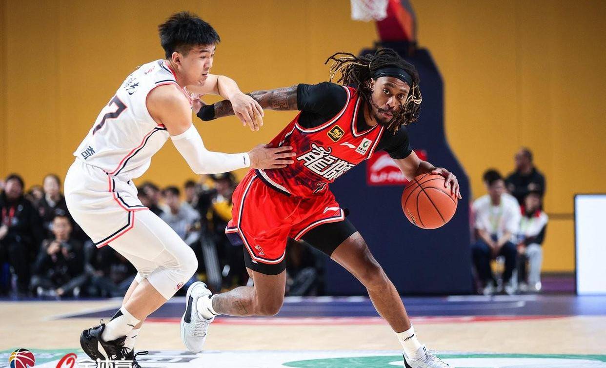 今晨国王杯焦点战；广州队单刀错失；更衣室稳定；年轻球员得到机会的简单介绍