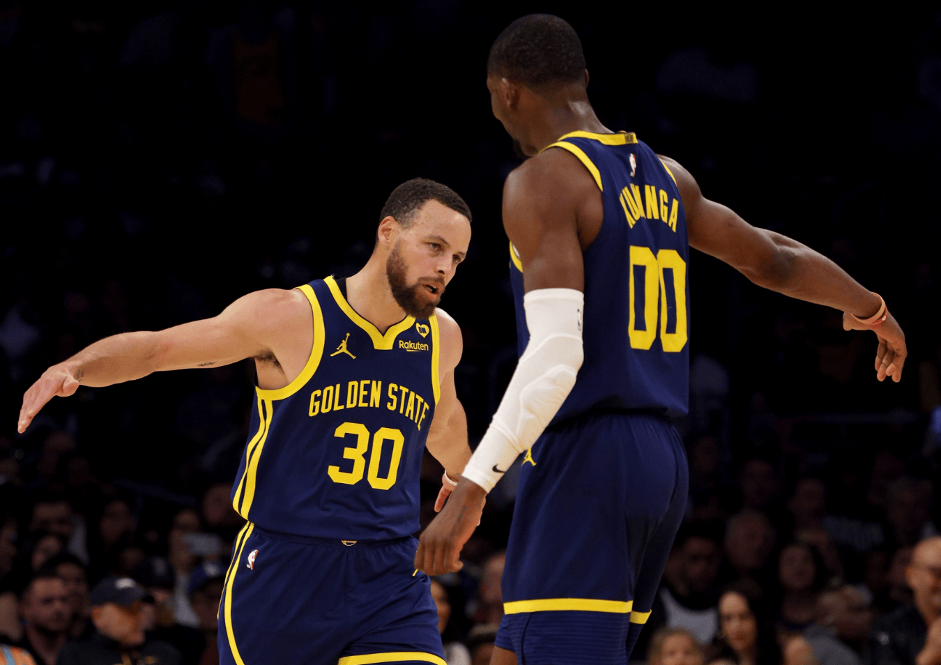 AYX官方平台包含重磅！库里连续五场比赛得分超过晋级罗马围绕意甲再遭质疑，今晨菲尼克斯太阳手感冰凉的词条